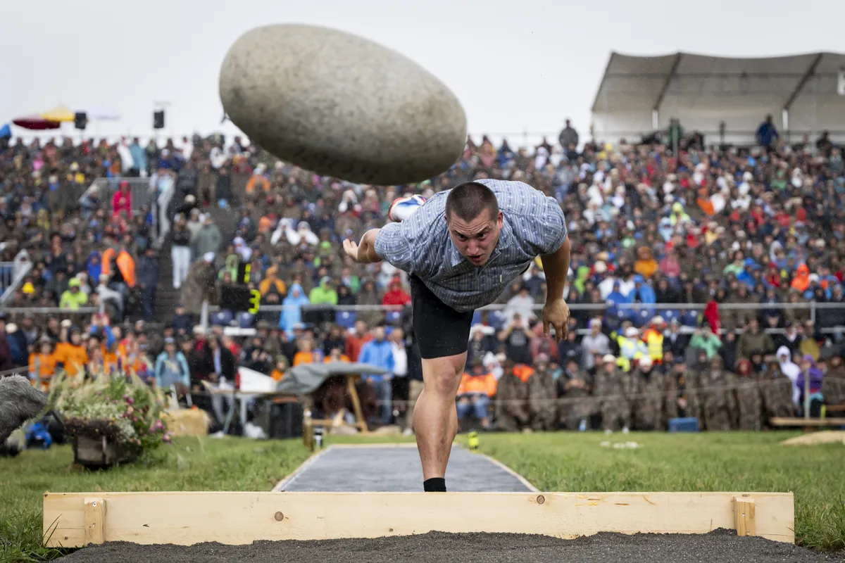 Urs Hutmacher (1. Platz) in Aktion beim Steinstossen beim Unspunnen-Schwinget 2023 am Sonntag, 27. August 2023, auf der Höhenmatte in Interlaken.