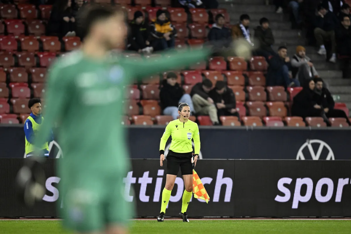 Schiedsrichterassistentin Linda Schmid beim Fussballspiel der Super League Grasshopper Club Zuerich gegen den FC Basel im Stadion Letzigrund in Zuerich am Samstag, 17. Februar 2024. (KEYSTONE/Walter Bieri )