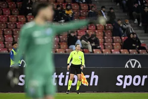 27609211-1 Schiedsrichterassistentin Linda Schmid beim Fussballspiel der Super League Grasshopper Club Zuerich gegen den FC Basel im Stadion Letzigrund in Zuerich am Samstag, 17. Februar 2024. (KEYSTONE/Walter Bieri )