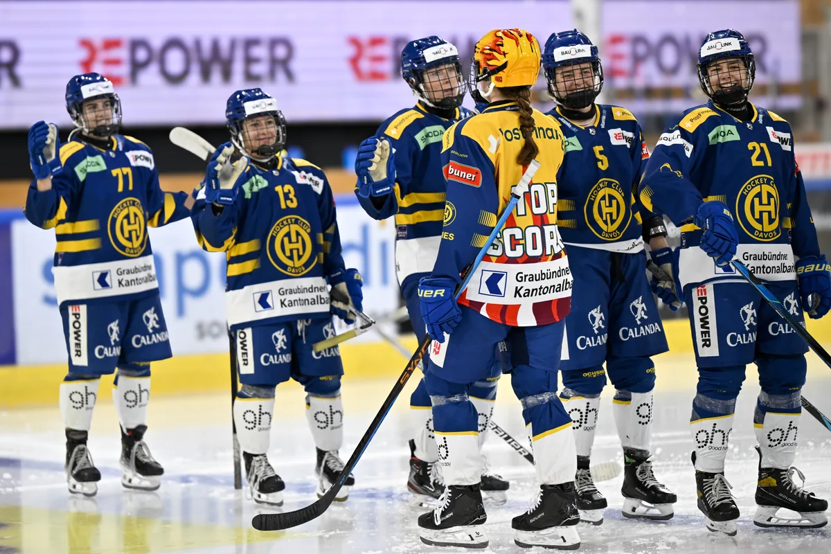 Die Davoser PostFinance Top Scorer Alessia Baechler beim Abklatschen vor dem Anpfiff, im Eishockey-Qualifikationsspiel der PostFinance Women`s League zwischen den HC Davos Ladies und den Damen vom EV Zug, am Samstag, 28. September 2024, im Eisstadion in Davos.(PostFinance/KEYSTONE/Juergen Staiger)