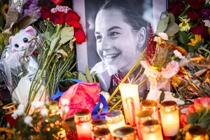 Kerzen und Blumen für die Verstorbene: Die Trauerstätte für Muriel Furrer bei der Wasserkirche in Zürich. Kerzen und Blumen für die Verstorbene: Die Trauerstätte für Muriel Furrer bei der Wasserkirche in Zürich.