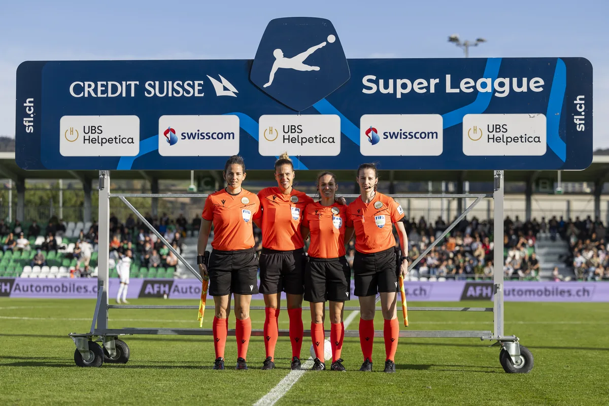 De gauche a droite, les 4 arbitres, Linda Schmid, Desiree Grundbacher, Deborah Anex, Susanne Kueng, lors de la rencontre de football de Super League entre Yverdon Sport FC (YS) et FC Lugano ce dimanche, 20 octobre 2024 au stade Municipal a Yverdon. (KEYSTONE/Cyril Zingaro)