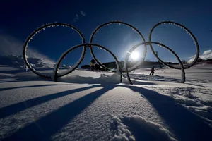 24887156-11 Olympic rings are seen in the snow at the Stelvio Ski Center, venue for the alpine ski and ski mountaineering disciplines at the Milan Cortina 2026 Winter Olympics, in Bormio, Italy, Thursday, Jan. 16, 2025. (AP Photo/Luca Bruno)