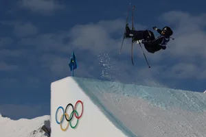 28931051-2 epa12712470 Alex Hall of USA competes during the Men's Freeski Slopestyle qualification of the Freestyle Skiing competitions at the Milano Cortina 2026 Winter Olympic Games, in Livigno, Italy, 07 February 2026. EPA/SERGEI ILNITSKY