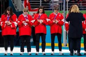 29025782-2 Switzerland's players, from to left, goaltender Andrea Braendli, Rahel Enzler, Sinja Leemann and Alina Muller look at their bronze medal during the women's ice hockey medal ceremony at the 2026 Olympic Winter Games in Milan Santagiulia Ice Hockey Arena, Italy, on Thursday, February 19, 2026. (KEYSTONE/Salvatore Di Nolfi)