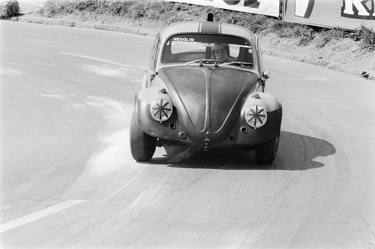 Peter Sauber am Steuer eines VW-Hegglin 1584 cc auf der Rennstrecke in Faellanden, aufgenommen am 1968. (KEYSTONE/Str)