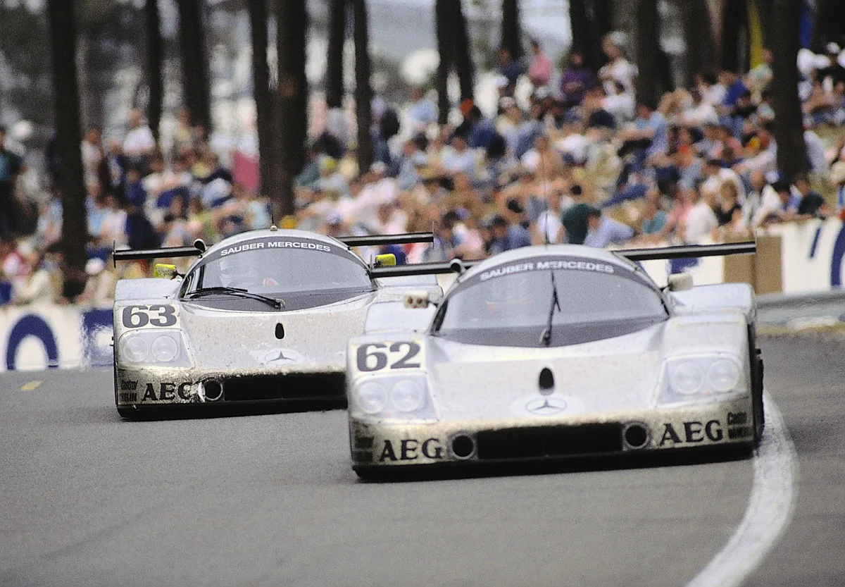 Sauber-Mercedes Gruppe-C-Rennsportwagen C 9, 24-Stunden-Rennen von Le Mans 1989. Mit der Startnummer 63 das Siegerfahrzeug von Jochen Mass/Manuel Reuter/Stanley Dickens. Mit Startnummer 62 das Team Jean-Louis Schlesser/Jean-Pierre Jabouille/Alain Cudini, das am Ende den fünften Platz belegt. Foto aus dem Jahr 1989. 

Sauber-Mercedes C 9 Group C racing car, Le Mans 24-hour race, 1989. With starting number 63, the winning vehicle of Jochen Mass/Manuel Reuter/Stanley Dickens. With starting number 62, the team of Jean-Louis Schlesser/Jean-Pierre Jabouille/Alain Cudini, which ended in fifth place. Photo from 1989.