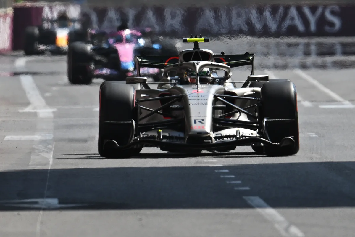 13845882-4 In Baku brachte der runderneuerte R26 (im Bild das Auto von Gabriel Bortoleto) dem Audi-Team keine Punkte.