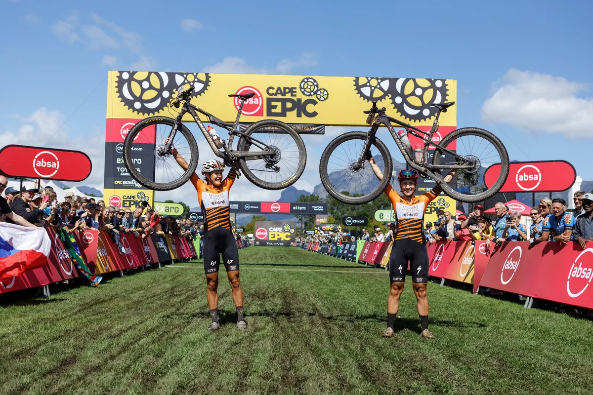 Vera Looser und Kim Le Court feiern den Gesamtsieg am Cape Epic.
