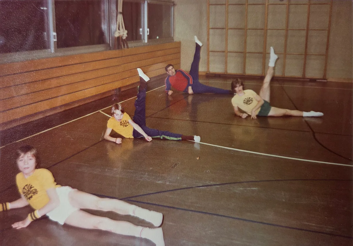 Die Wetziker Kunstturnriege mit Leiter Max Heller
Ca. 1980