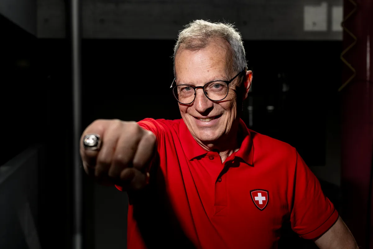 Eishockey Doc Jean-Claude Küttel streckt seine Faust in die Kamera.