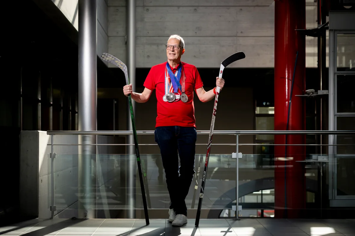 Eishockey Doc Jean-Claude Küttel fotografiert mit seinen Medaillen bei seiner Praxis in Uster Eishockey Doc Jean-Claude Küttel fotografiert mit seinen Medaillen bei seiner Praxis in Uster