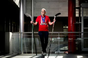 Eishockey Doc Jean-Claude Küttel fotografiert mit seinen Medaillen bei seiner Praxis in Uster Eishockey Doc Jean-Claude Küttel fotografiert mit seinen Medaillen bei seiner Praxis in Uster