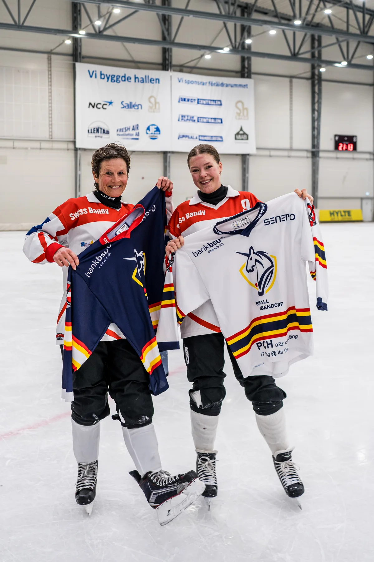 Gabriela Hilpertshauser und Tyra Vogstad von Rinkball Dübendorf.