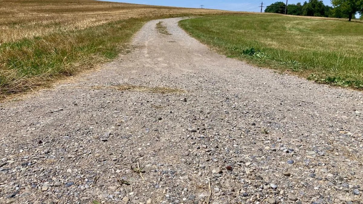 Ein Kiesweg von Nahem fotografiert.