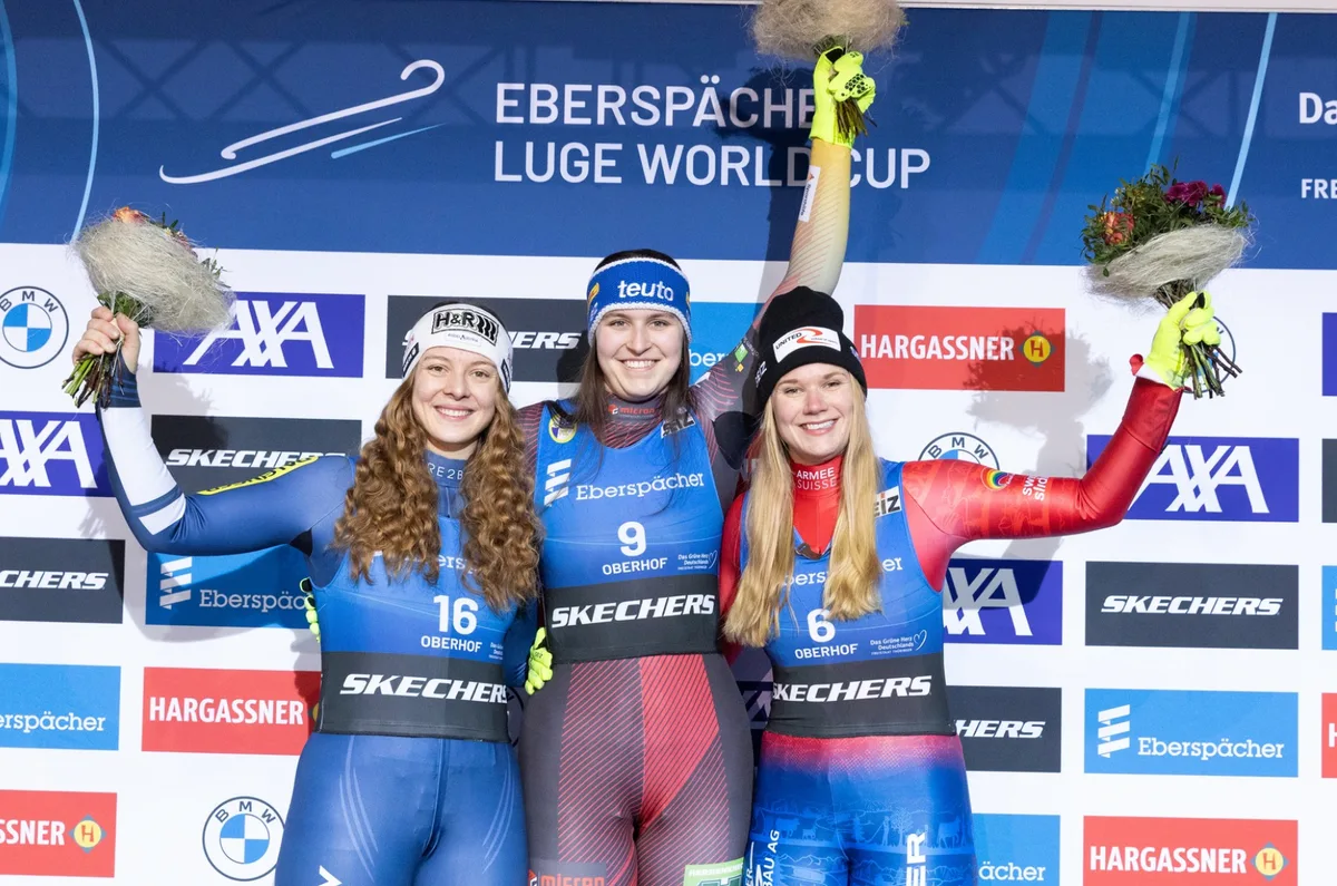 28738436-5 Siegerin Merle Fräbel, Lisa Schulte (l.) und Natalie Maag (r.) aus Wernetshausen nach der Rodel-EM in Oberhof.