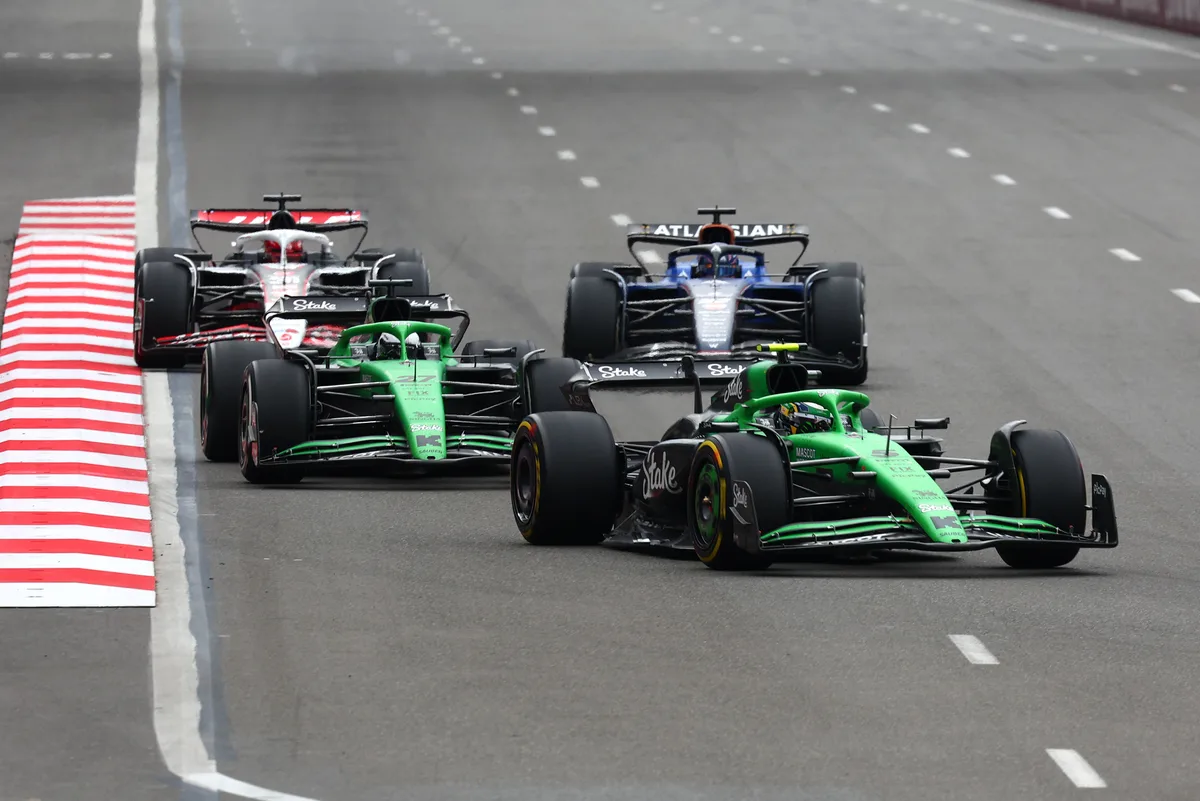 Formel-1-Autos auf der Strecke