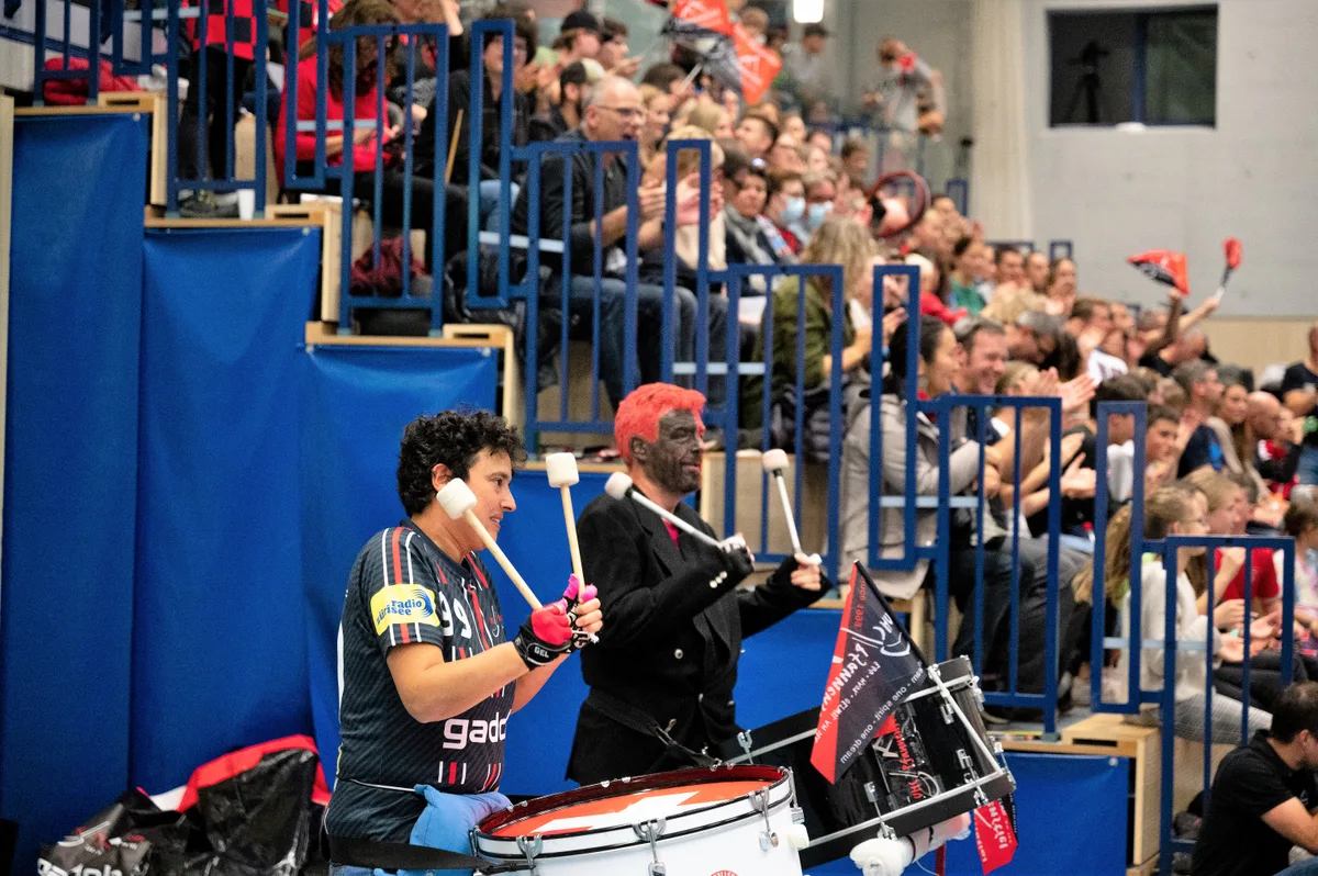 Trommler sorgen in der Kirchwies in Egg zusätzlich für Stimmung. Unihockey 1. Liga
UHC Pfannenstiel