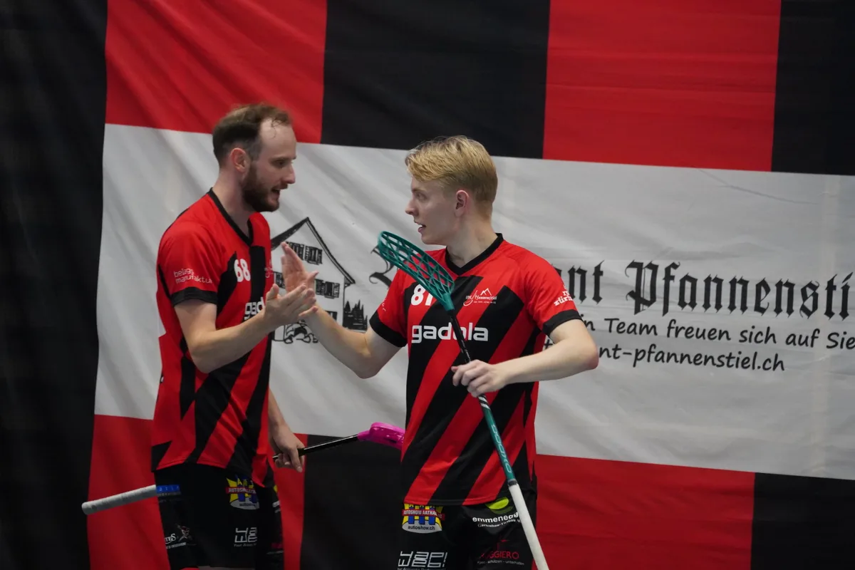 Zwei Spieler des UHC Pfannenstiel freuen sich über einen Torerfolg.