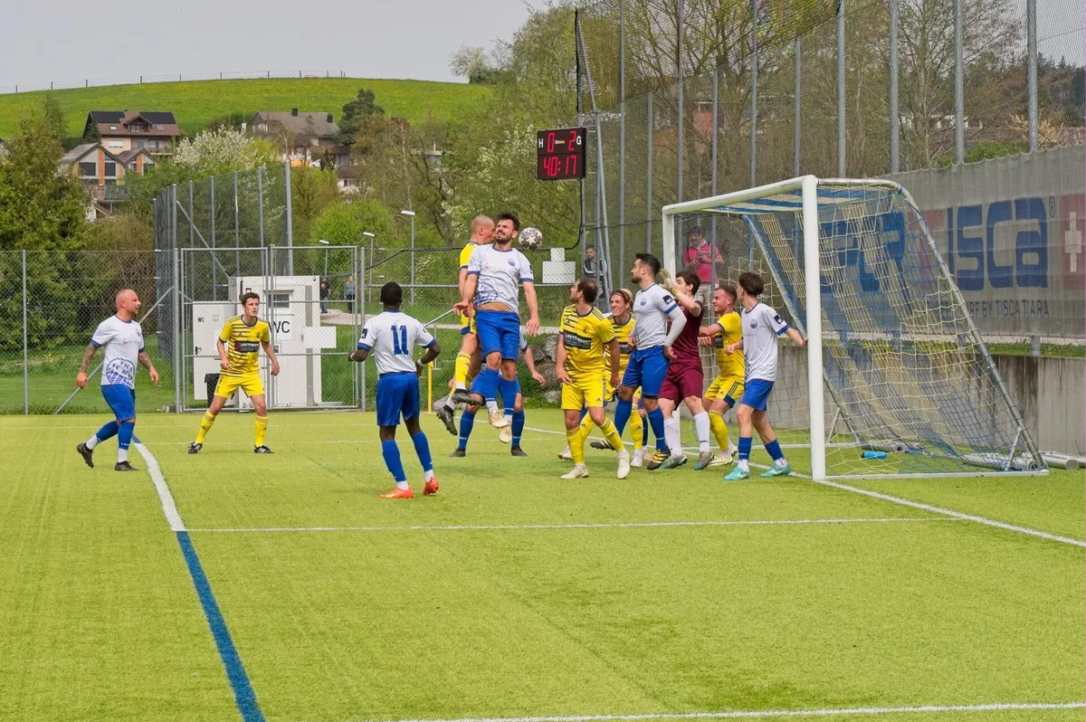 Szene zwischen dem FC Gossau (gelb) und Töss.