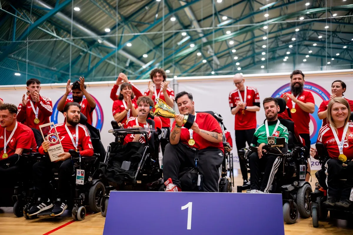 Dominik Zenhäusern (Mitte) mit dem WM-Pokal.