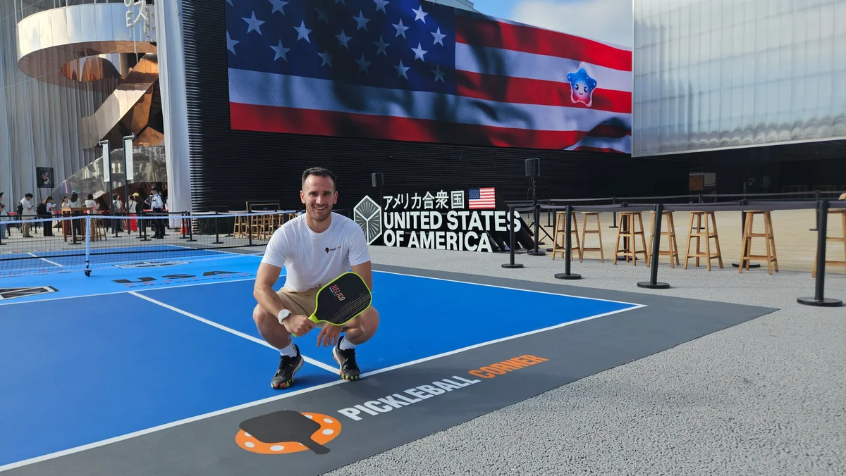 Ein grosser Moment für Dominik Kuhn: An der Weltausstellung in Osaka wurde den Besuchenden Pickleball vorgestellt. Dominik Kuhn aus Effretikon will Pickleball in der Schweiz populär machen.