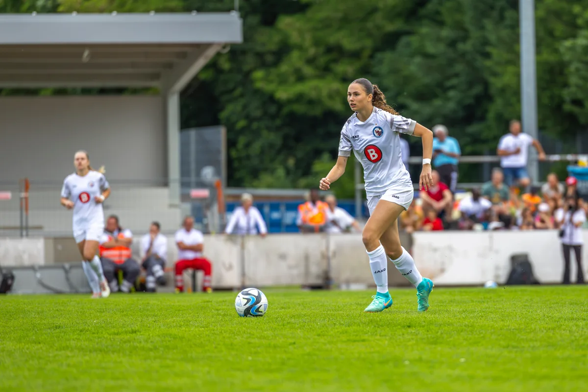 Fussballerin Mia Schmid aus Volketswil im Trikot des 1. FC Turbine Potsdam.