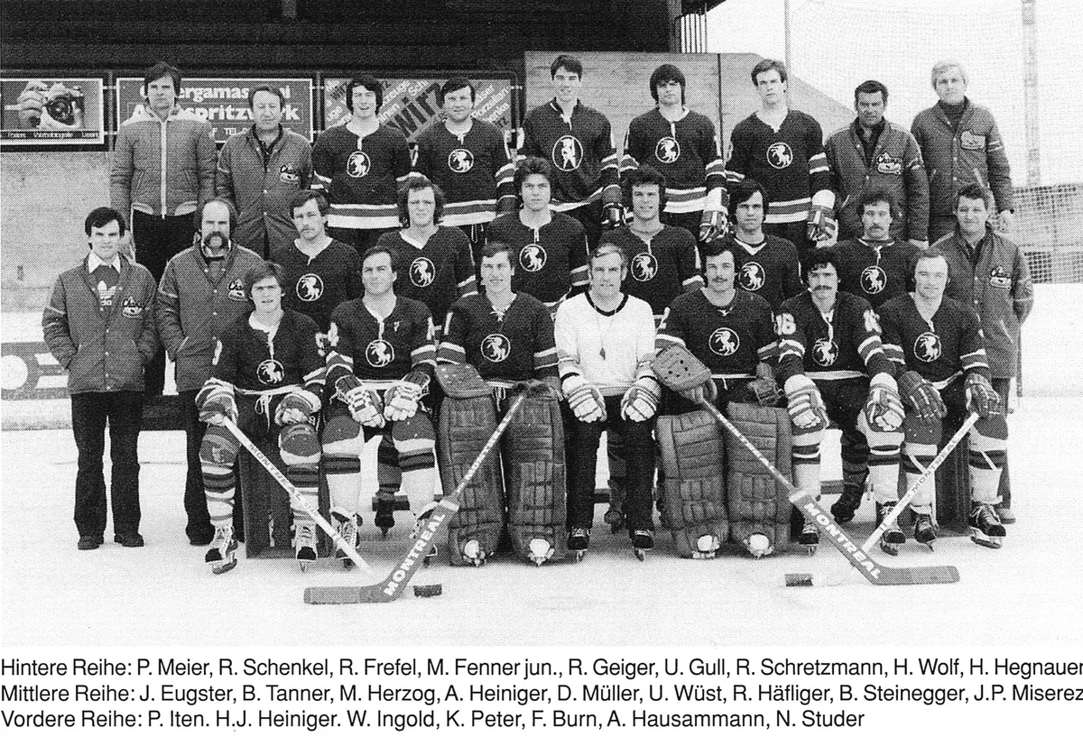Diese Mannschaft schaffte 1978 unter Trainer Kurt Peter (weisser Pullover) den Aufstieg in die NLB. EHC Dübendorf in der NLB