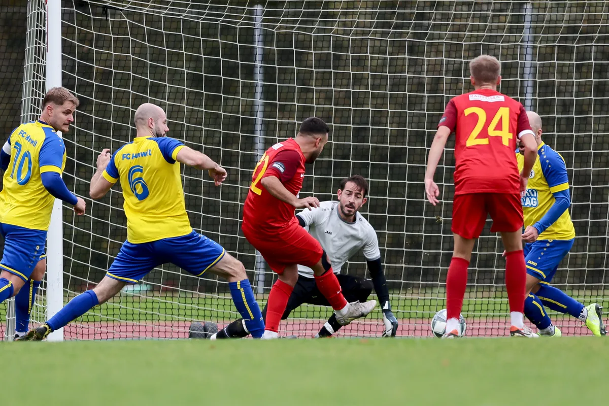 Rütis Harbin Osmani schiebt zum 1:0 ein.