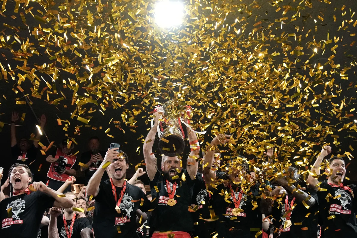 21.05.2022; Kriens; FUSSBALL CHALLENGE LEAGUE - SC Kriens - FC Winterthur; Granit Lekaj (Winterthur) jubelt mit dem Pokal ueber den Aufstieg (Martin Meienberger/freshfocus)