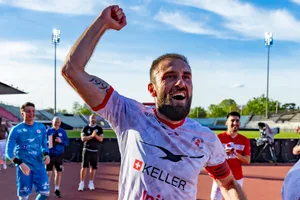 24327804-6 14.04.2024; Lausanne; Fussball Super League - FC Stade-Lausanne-Ouchy - FC Winterthur;
Granit Lekaj (Winterthur) jubelt mit Fans nach dem Spiel
(Pascal Muller/freshfocus)