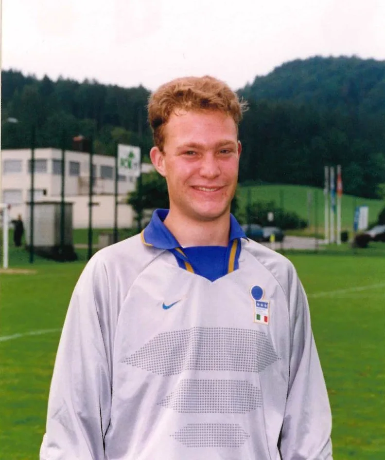 Ein Mann trägt ein Torhütertrikot