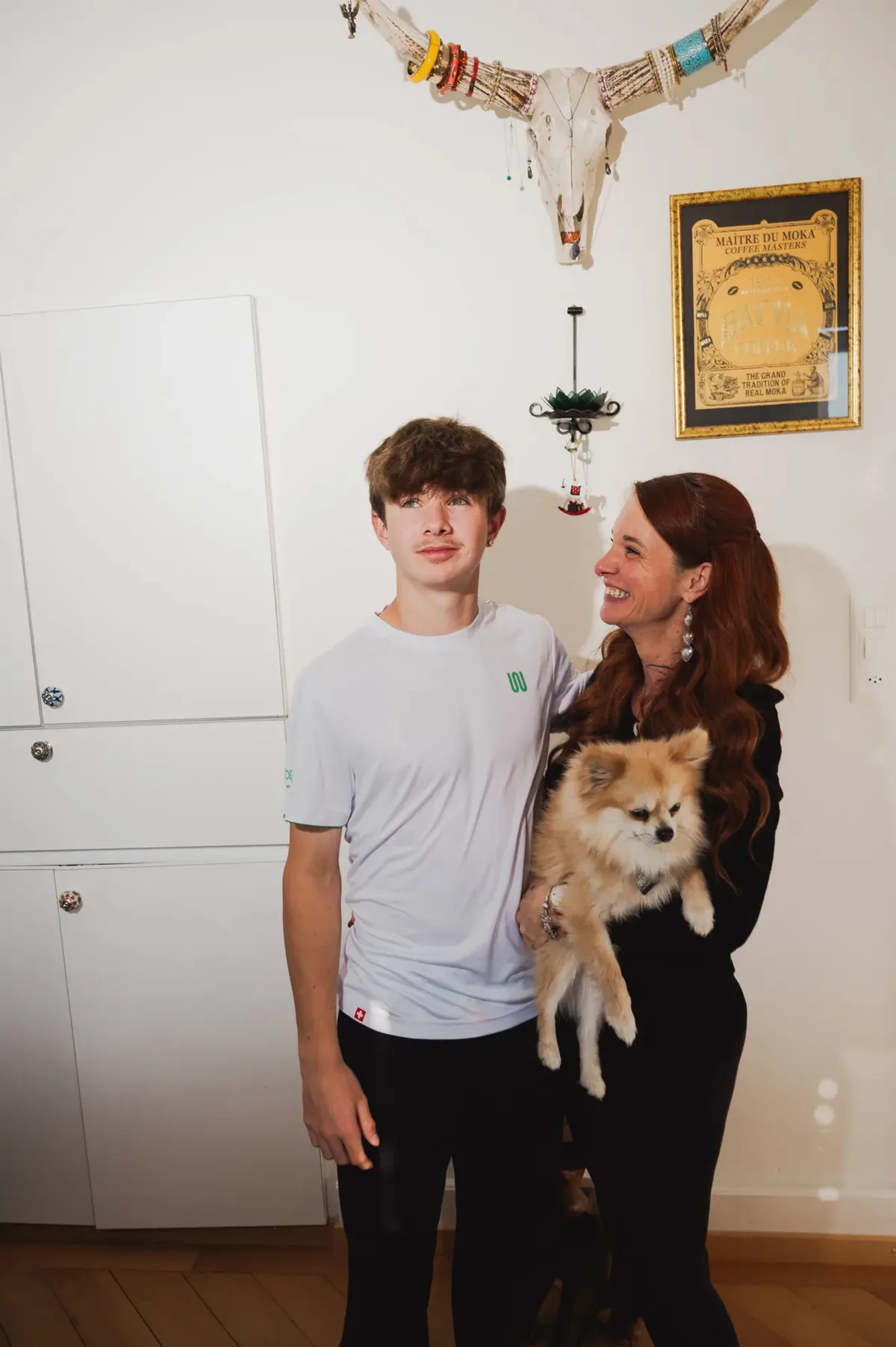 Gruppenbild mit Hund: Flynn, Rocky und Mutter Sandra in der Wohnung am Zürcher Klusplatz. Das Ebmatinger Tennistalent Flynn Thomas.