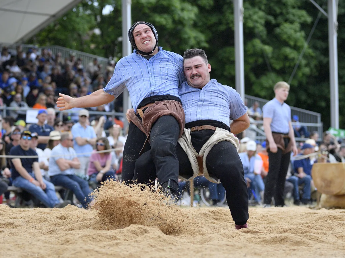 Der Eindruck täuscht: Der Gibswiler Nicola Funk (rechts) und Marco Good trafen sich nicht zum Paartanz, sondern zum Kampf. Funk zog dabei den Kürzeren. Kantonales Schwingfest 2025, Nicola Funk gegen Marco Good