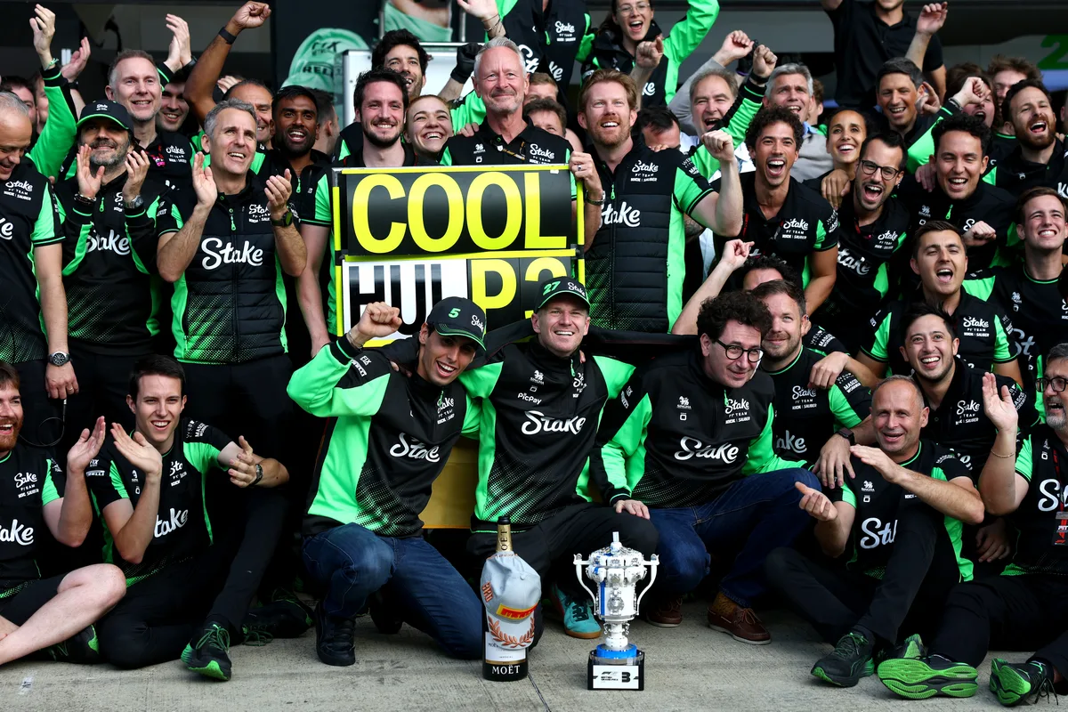 In Hinwil wächst etwas zusammen: Das Sauber-Gruppenfoto in Silverstone – nach dem ersten Podestplatz seit 2012. Gruppenbild des Sauber-Teams in Silverstone nach dem Podestplatz von Nico Hülkenberg