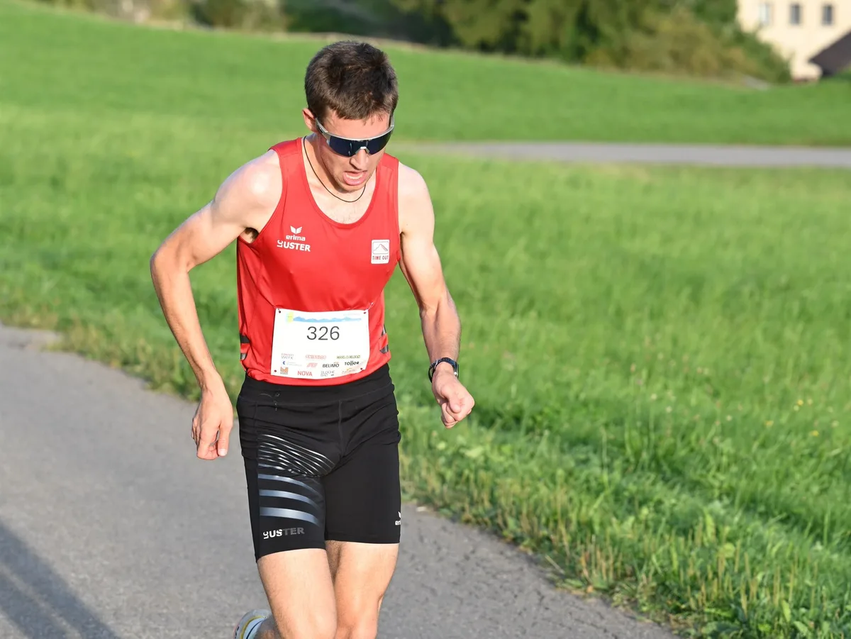 Ein Läufer auf einer Bergstrasse