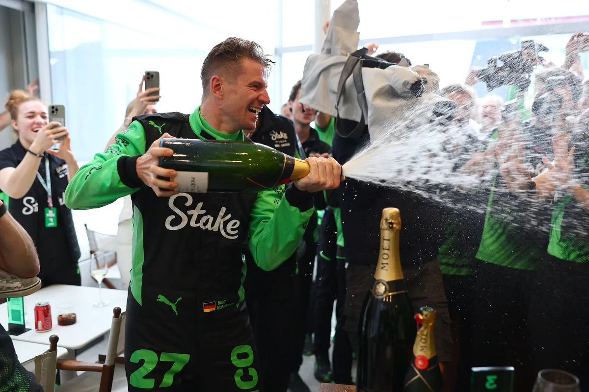 Champagnerdusche für die Teammitglieder: Hülkenberg feiert im Sauber-Motorhome … Nico Hülkenberg verspritzt Champagner im Sauber-Motorhome