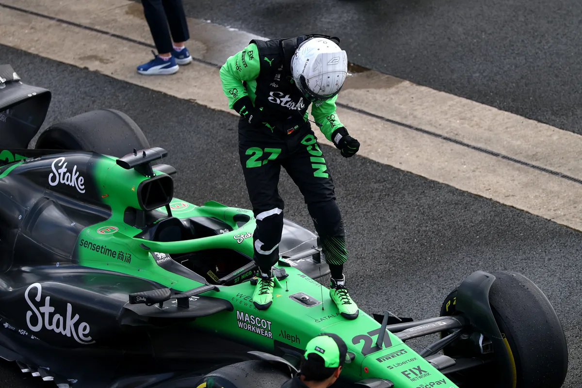 Vor den Festivitäten gab’s erst ein Tänzchen auf dem Auto … Nico Hülkenberg führt ein Tänzchen auf auf seinem Auto