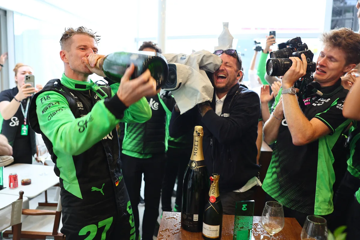 … und genehmigt sich natürlich selber auch den einen oder andern Schluck. Nico Hülkenberg trinkt Champagner im Sauber-Motorhome