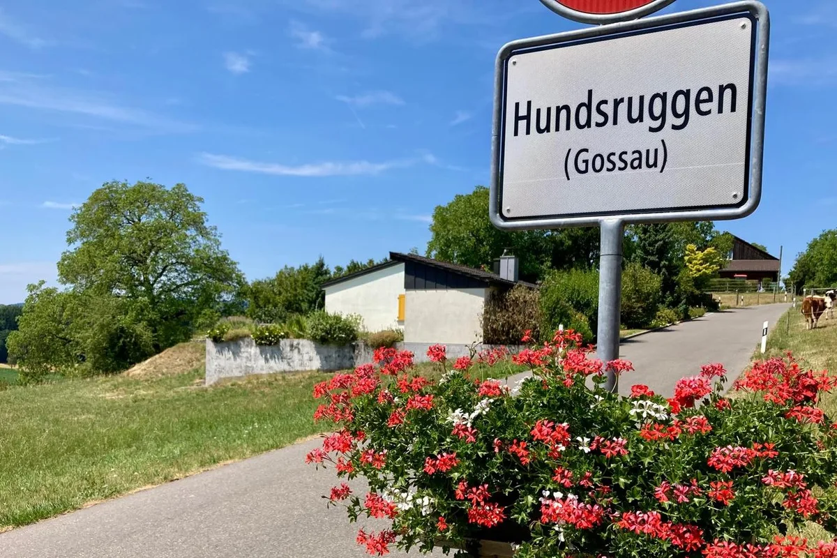 Ein Ortsschild, auf dem «Hundsruggen» steht.
