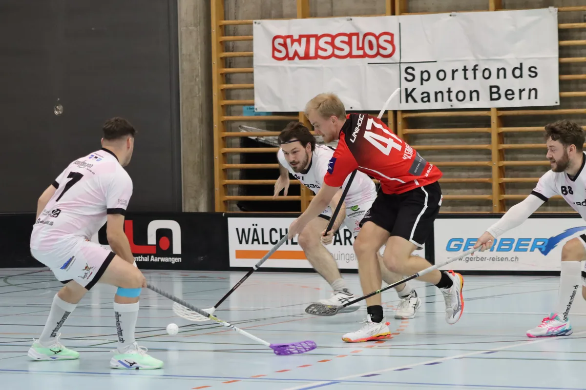 Spielszenze der NLB-Partie Langenthal Aarwangen - UHC Pfannenstiel.