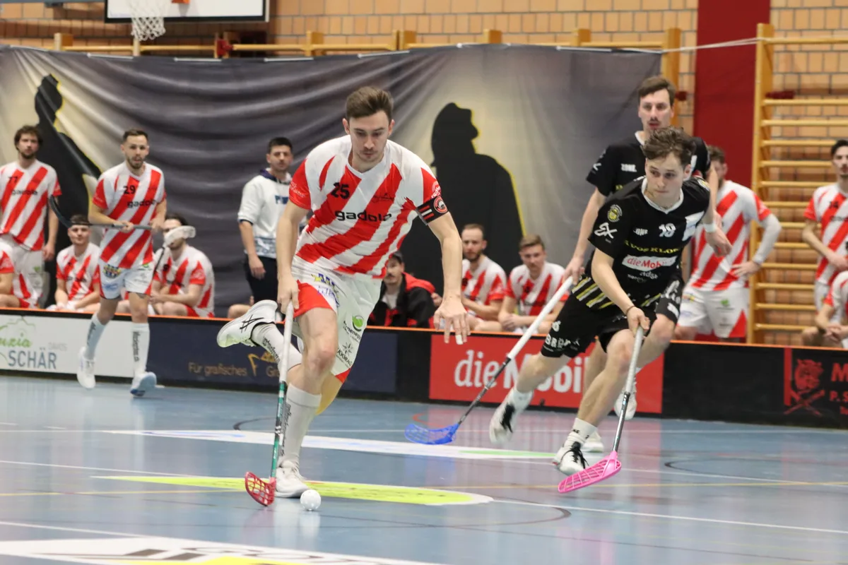 Spielszene aus Davos-Klosters - UHC Pfannenstiel. Spielszene aus Davos-Klosters - UHC Pfannenstiel.