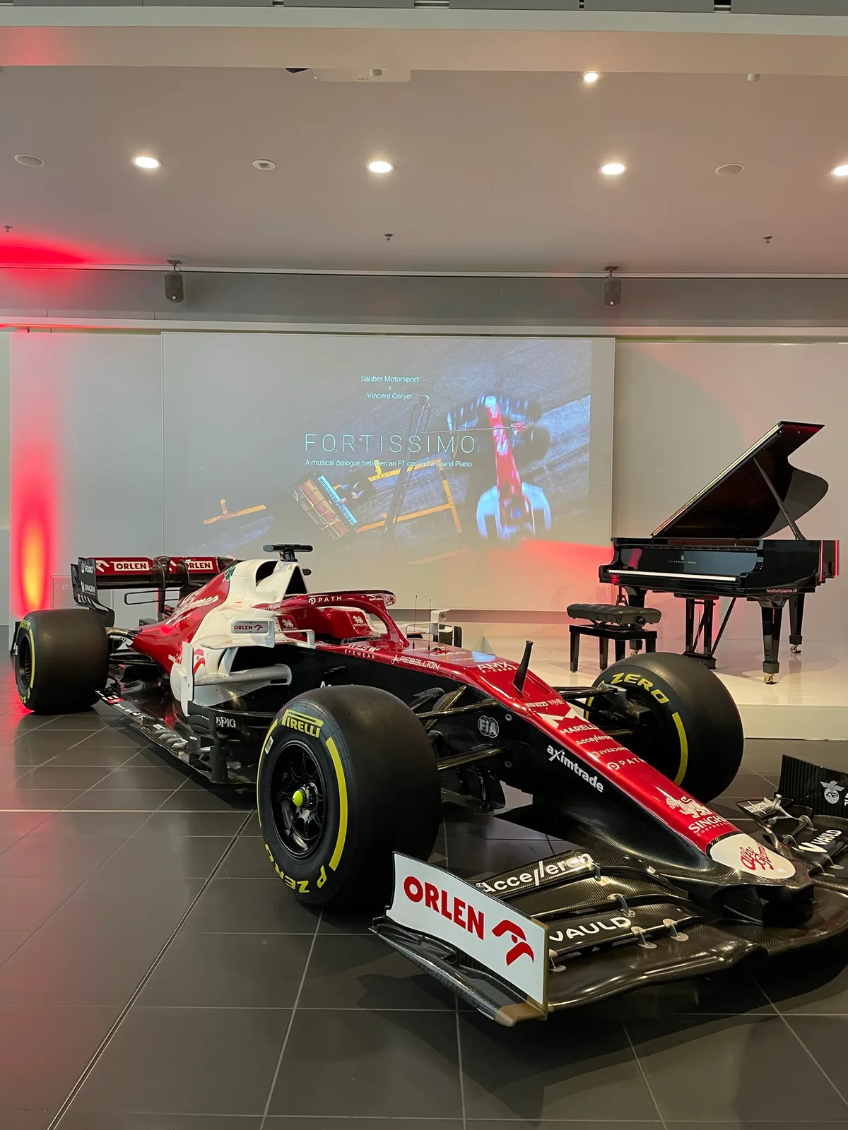 Der C42 und ein Konzertflügel anlässlich der Präsentation des Musikstücks "Fortissimo" zur Feier der 30. Sauber F1-Saison.