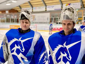 22571884-2 EHCD-Torhüter Noah Paixao (links) und Raphael De Boni