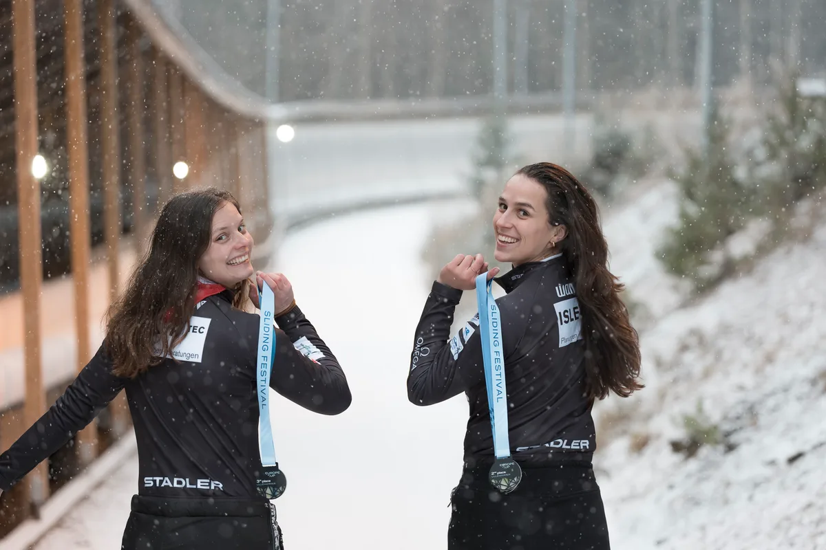 Bobpilotin Selina Isler und ihre Anschieberin Andrea Schlatter mit den Medaillen für die Europacup-Podestplätze
