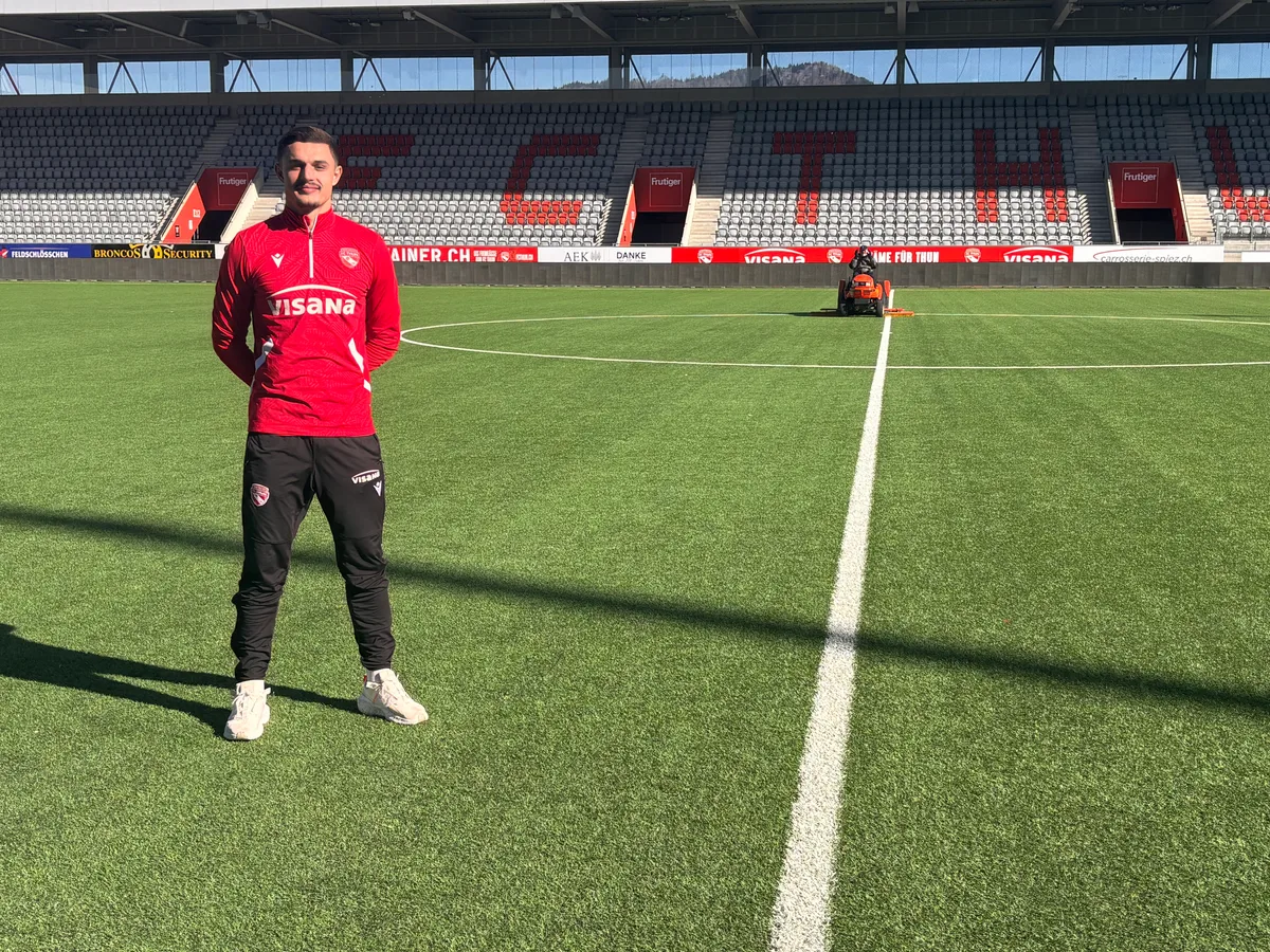 Für Elmin Rastoder scheint im Stockhorn-Stadion des FC Thun derzeit die Sonne. Der Rütner Fussballprofi Elmin Rastoder in der Stockhorn-Arena des FC Thun.