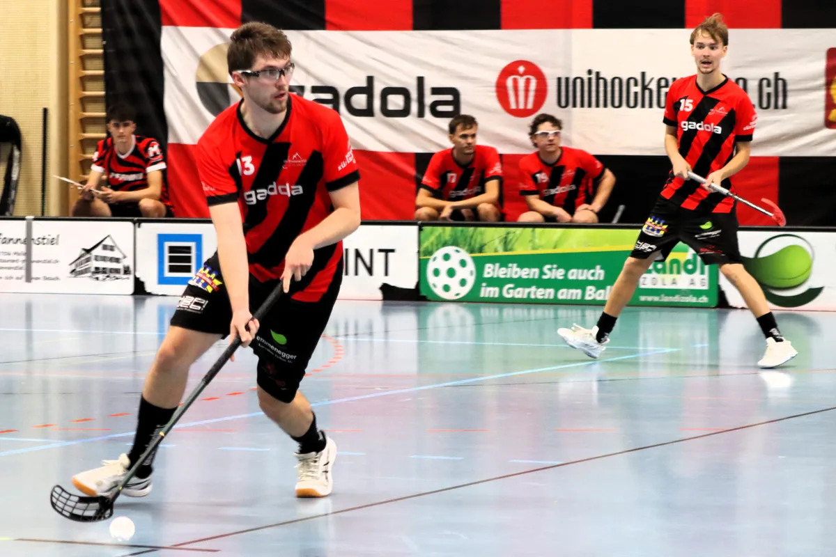 Pfannenstiel-Verteidiger Philipp Bär lanciert gegen Sarganserland einen Angriff.