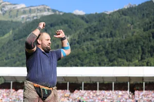 27294522-1 Fabian Kindlimann jubelt nach dem 8. Gang über seinen zweiten Eidgenössischen Kranz