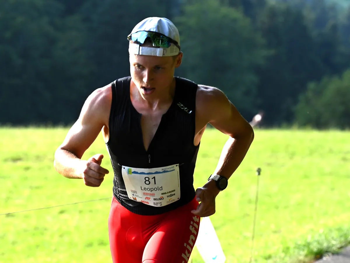 Ein Läufer vor einer Wiese mit umgedrehter Dächlikappe.