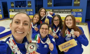 22557858-2 Die Bäretswilerin Elena Mathis (ganz links) und ihre italienischen Teamkolleginnen nach dem Gewinn von EM-Silber am 25. November
